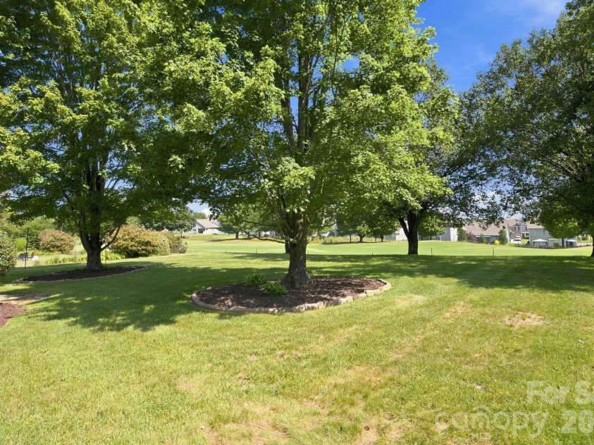 137 Fox Den Circle, Statesville, NC 28677.  MLS# CAR4424936, YatesRealty ID 51566. 
