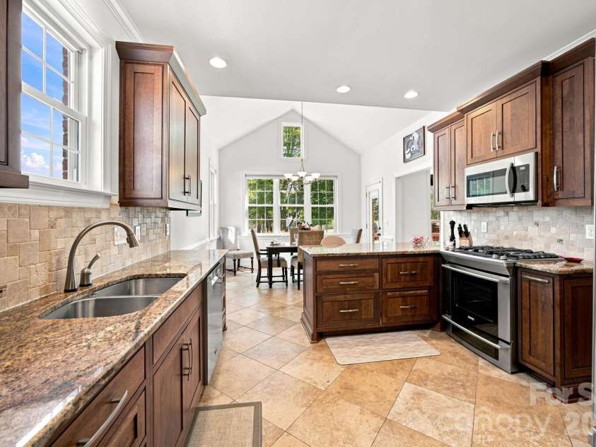 137 Fox Den Circle, Statesville, NC 28677.  MLS# CAR4424936, YatesRealty ID 51566. Kitchen