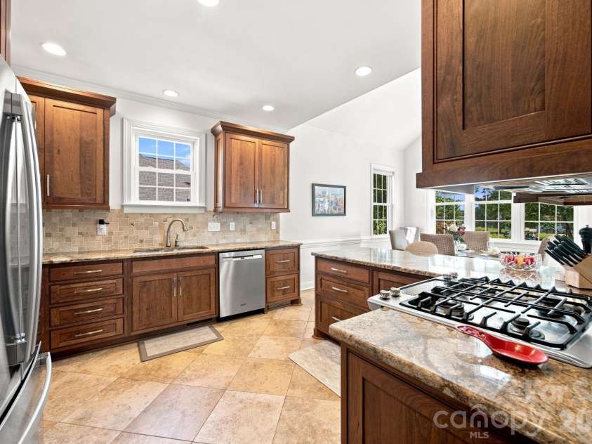 137 Fox Den Circle, Statesville, NC 28677.  MLS# CAR4424936, YatesRealty ID 51566. Kitchen