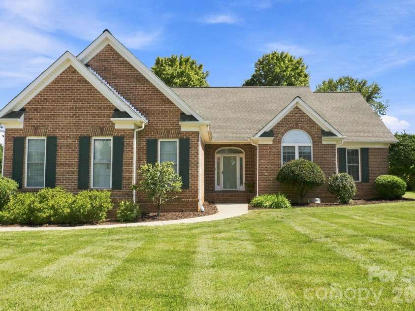 137 Fox Den Circle, Statesville, NC 28677.  MLS# CAR4424936, YatesRealty ID 51566. Street View