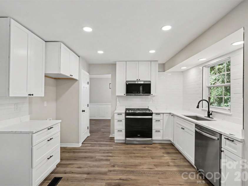 10740 Roxbury Court, Charlotte, NC 28214.  MLS# CAR4424971, YatesRealty ID 51567. 