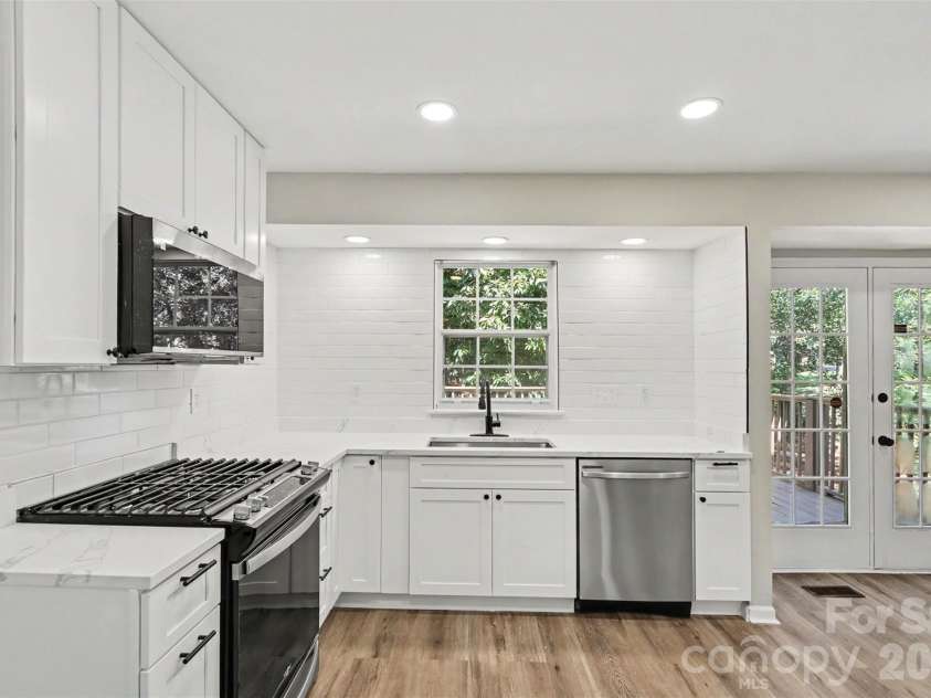 10740 Roxbury Court, Charlotte, NC 28214.  MLS# CAR4424971, YatesRealty ID 51567. Modern Kitchen