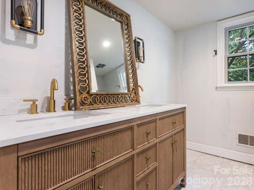 2516 Handley Place, Charlotte, NC 28226.  MLS# CAR4425043, YatesRealty ID 51569. Full Bathroom