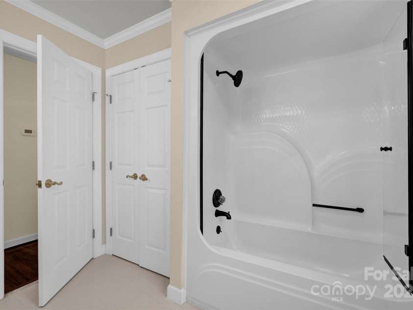 4405 3rd Street, Hickory, NC 28601.  MLS# CAR4244839, YatesRealty ID 5157. 