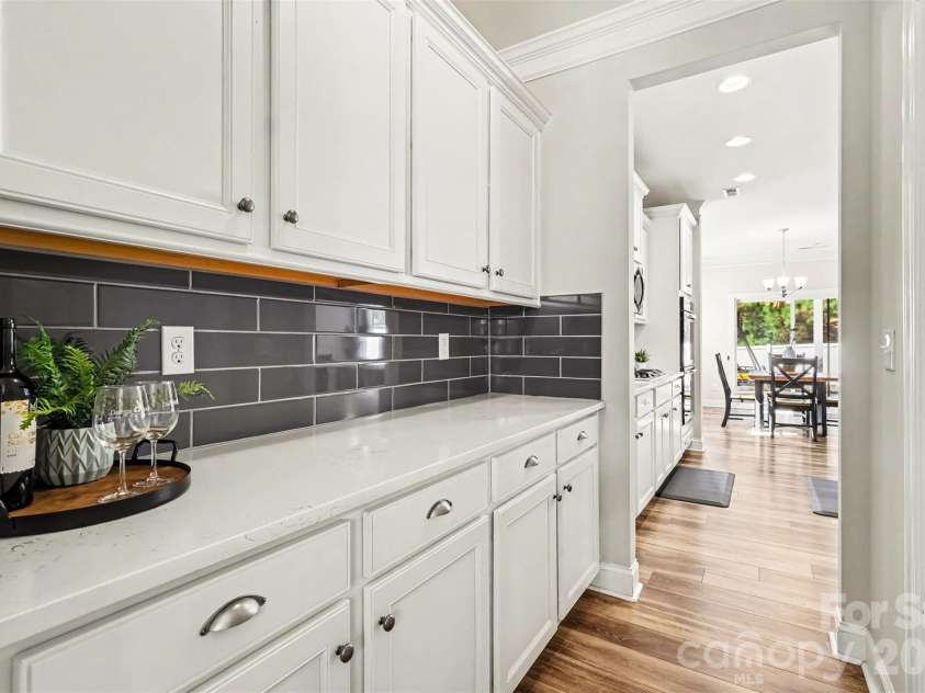 149 Longleaf Drive, Mooresville, NC 28117.  MLS# CAR4424546, YatesRealty ID 51571. Beautiful butlers pantry!