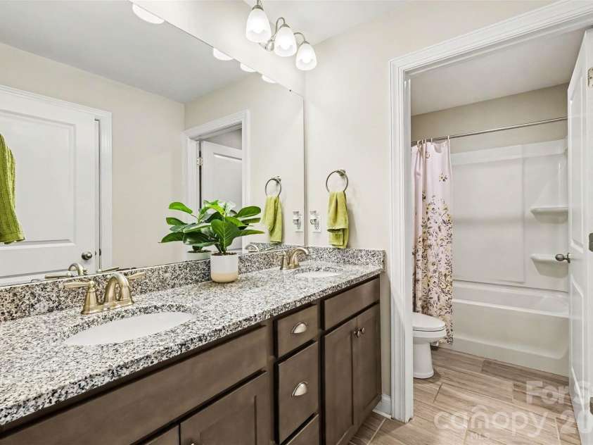 149 Longleaf Drive, Mooresville, NC 28117.  MLS# CAR4424546, YatesRealty ID 51571. Hall bath