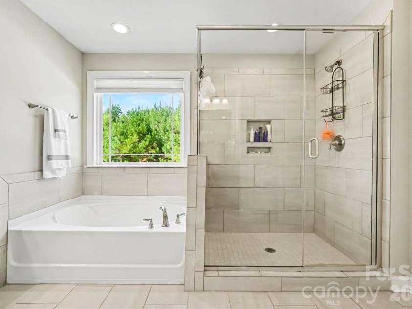 149 Longleaf Drive, Mooresville, NC 28117.  MLS# CAR4424546, YatesRealty ID 51571. Spacious frameless shower with niche.