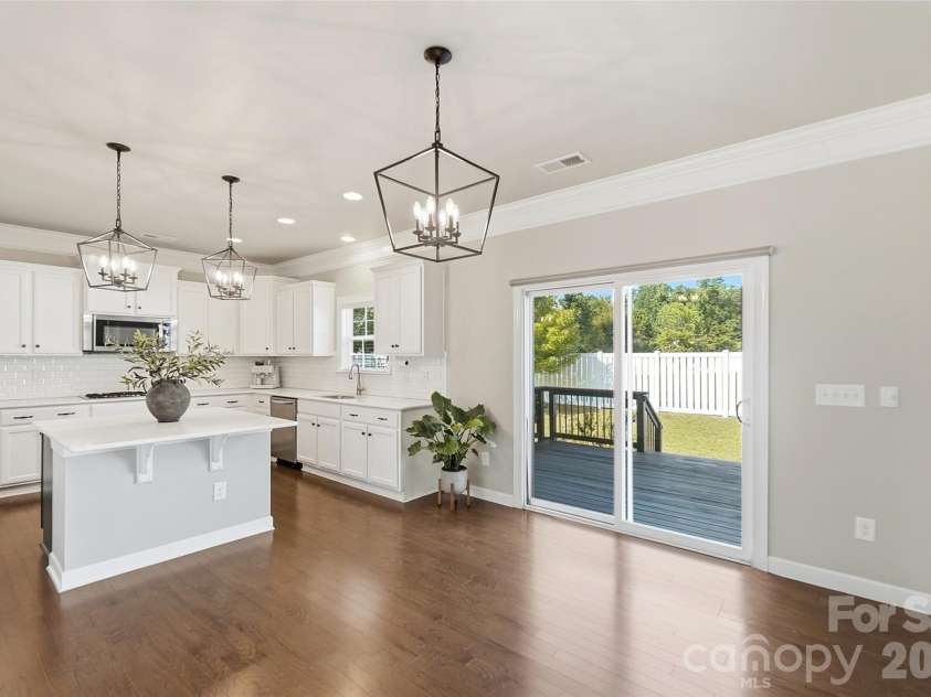 10038 Travertine Trail, Davidson, NC 28036.  MLS# CAR4424425, YatesRealty ID 51572. Breakfast Area