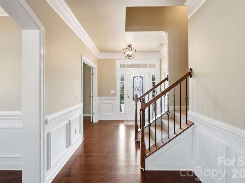 10038 Travertine Trail, Davidson, NC 28036.  MLS# CAR4424425, YatesRealty ID 51572. Entryway