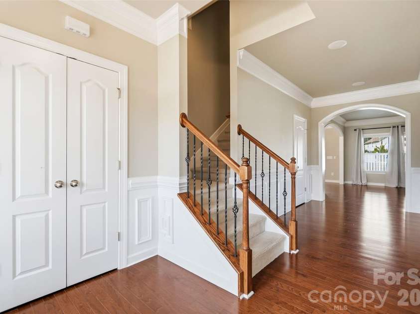 10038 Travertine Trail, Davidson, NC 28036.  MLS# CAR4424425, YatesRealty ID 51572. Entryway - Beautiful Natural Light