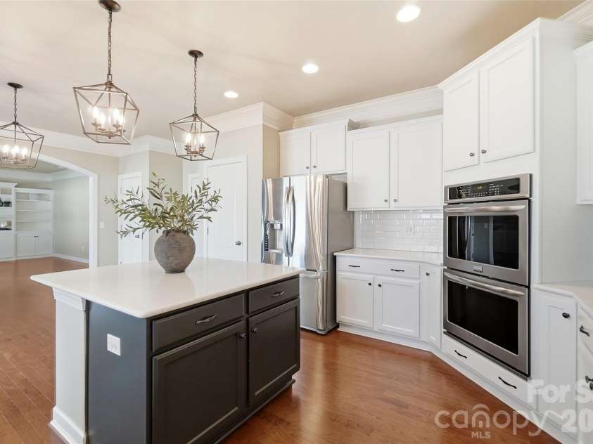 10038 Travertine Trail, Davidson, NC 28036.  MLS# CAR4424425, YatesRealty ID 51572. Gourmet Kitchen