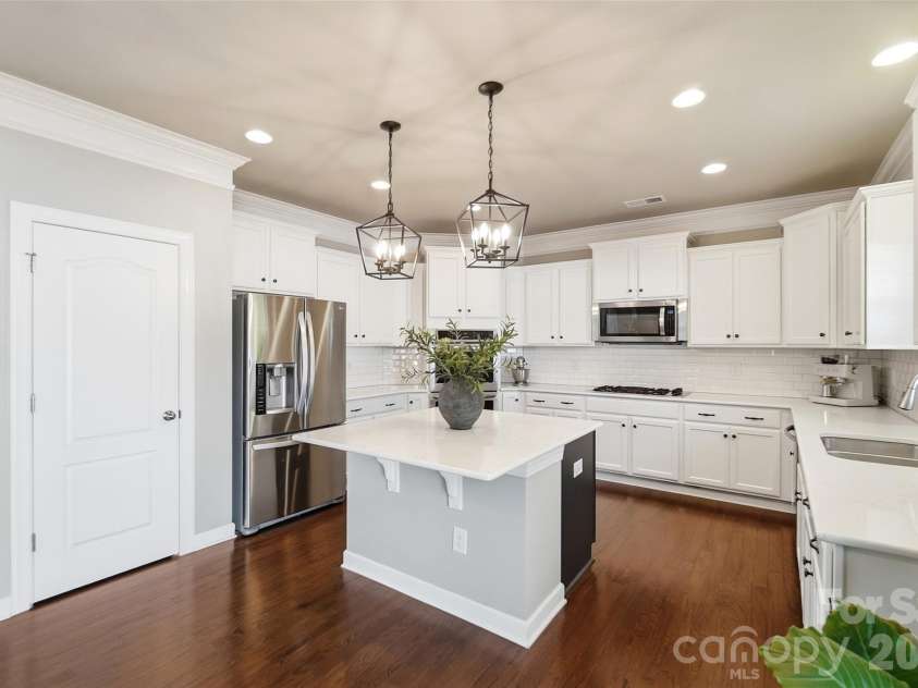 10038 Travertine Trail, Davidson, NC 28036.  MLS# CAR4424425, YatesRealty ID 51572. Gourmet Kitchen