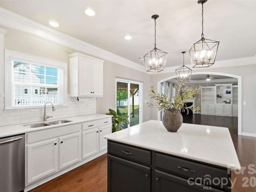 10038 Travertine Trail, Davidson, NC 28036.  MLS# CAR4424425, YatesRealty ID 51572. Gourmet Kitchen