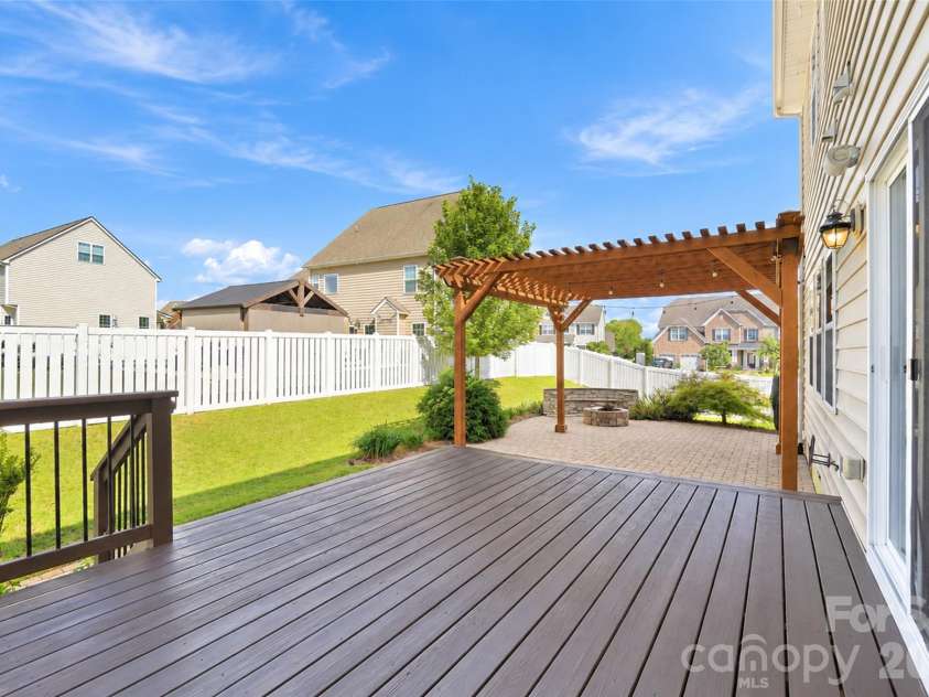 10038 Travertine Trail, Davidson, NC 28036.  MLS# CAR4424425, YatesRealty ID 51572. Huge Back Deck - Great for Entertaining