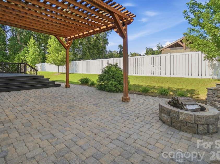 10038 Travertine Trail, Davidson, NC 28036.  MLS# CAR4424425, YatesRealty ID 51572. Large Paved Back Yard Space - Great for Entertaining