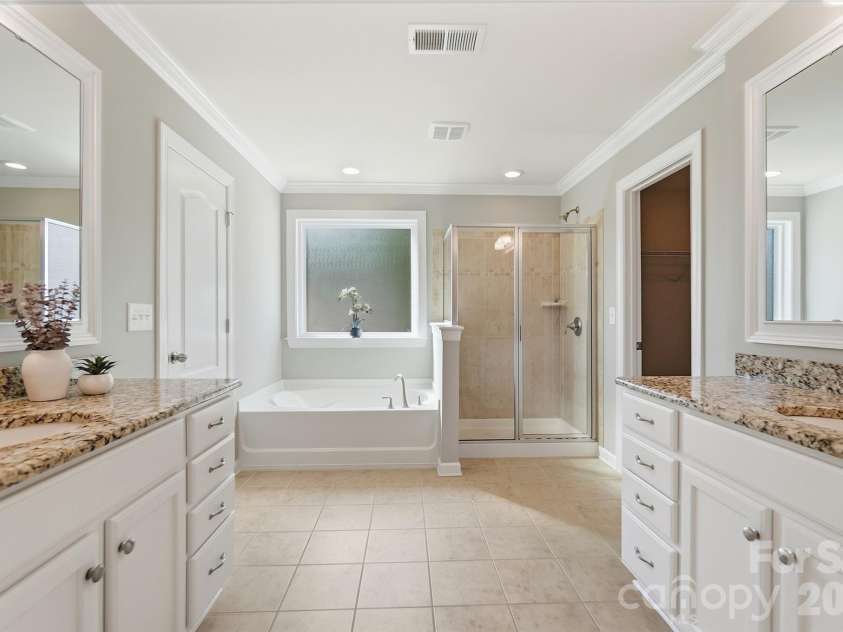 10038 Travertine Trail, Davidson, NC 28036.  MLS# CAR4424425, YatesRealty ID 51572. Primary Suite - Bathroom
