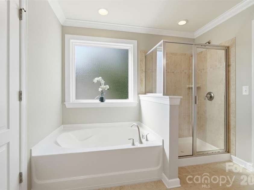 10038 Travertine Trail, Davidson, NC 28036.  MLS# CAR4424425, YatesRealty ID 51572. Primary Suite - Bathroom