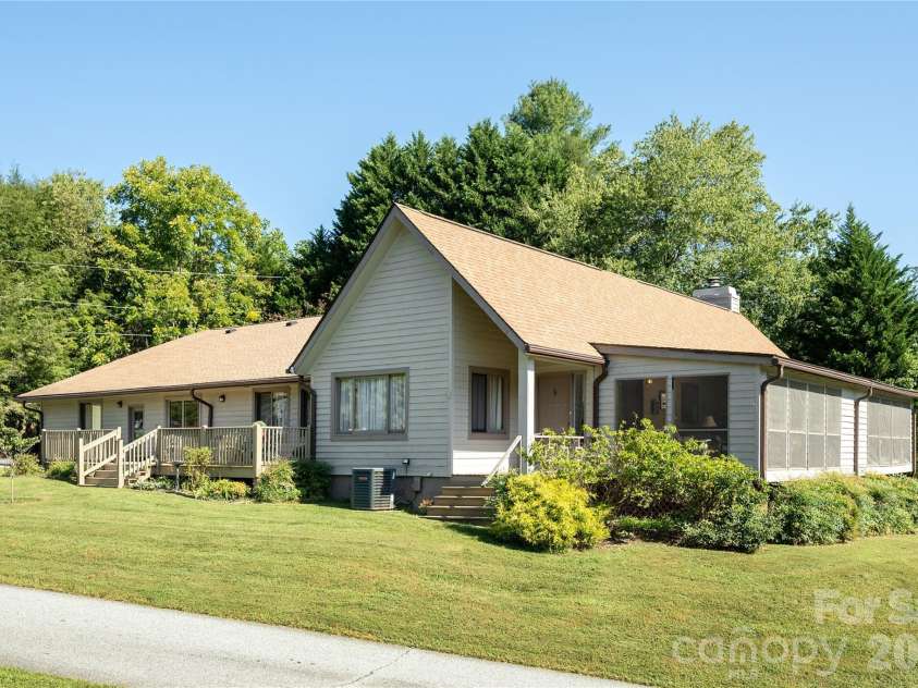12 Willow Park Lane, Hendersonville, NC 28739.  MLS# CAR4425117, YatesRealty ID 51574. 