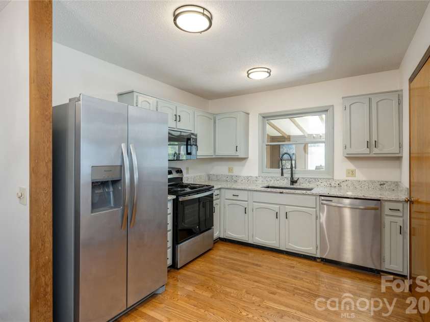 12 Willow Park Lane, Hendersonville, NC 28739.  MLS# CAR4425117, YatesRealty ID 51574. 