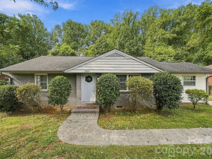 3307 Bonaire Drive, Charlotte, NC 28208.  MLS# CAR4424557, YatesRealty ID 51576. 
