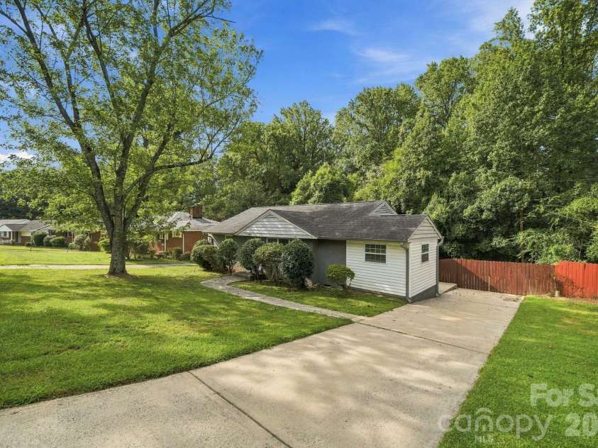 3307 Bonaire Drive, Charlotte, NC 28208.  MLS# CAR4424557, YatesRealty ID 51576. 