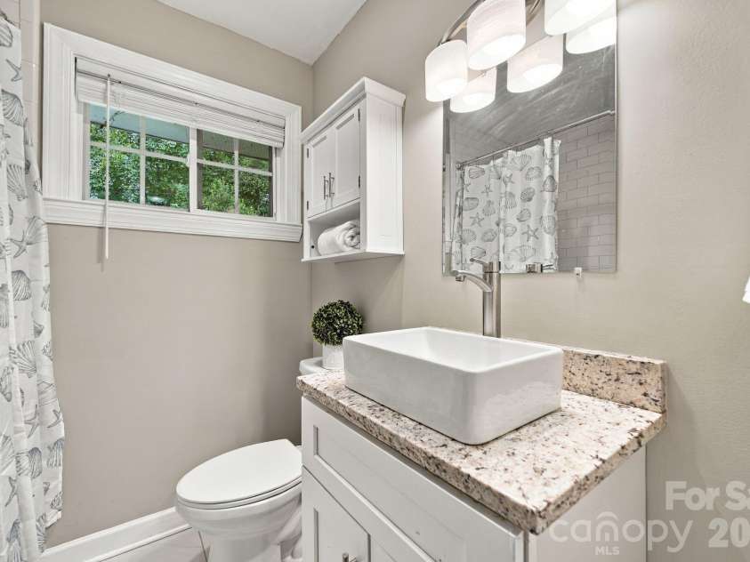 3307 Bonaire Drive, Charlotte, NC 28208.  MLS# CAR4424557, YatesRealty ID 51576. 