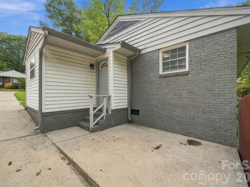 3307 Bonaire Drive, Charlotte, NC 28208.  MLS# CAR4424557, YatesRealty ID 51576. 