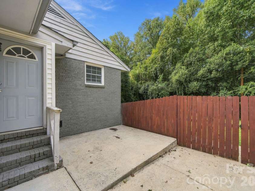 3307 Bonaire Drive, Charlotte, NC 28208.  MLS# CAR4424557, YatesRealty ID 51576. 