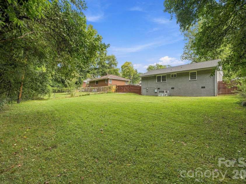3307 Bonaire Drive, Charlotte, NC 28208.  MLS# CAR4424557, YatesRealty ID 51576. 