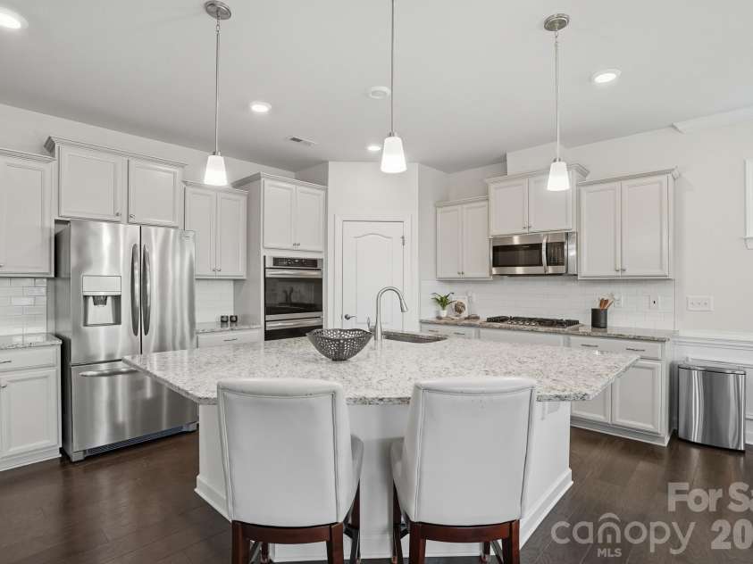 16617 Cozy Cove Road, Charlotte, NC 28278.  MLS# CAR4304689, YatesRealty ID 5158. Lovely Chef's Kitchen