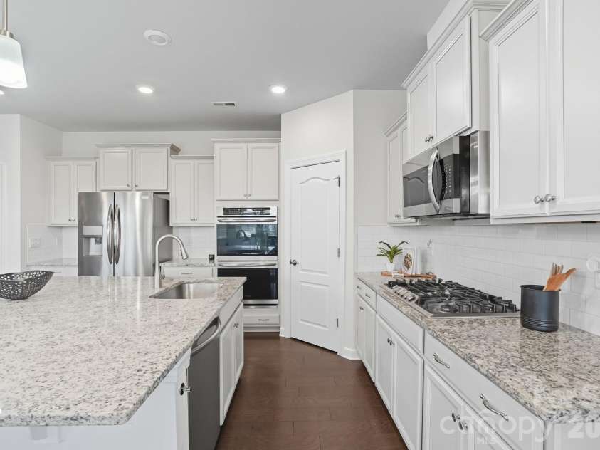 16617 Cozy Cove Road, Charlotte, NC 28278.  MLS# CAR4304689, YatesRealty ID 5158. Lovely Chef's Kitchen