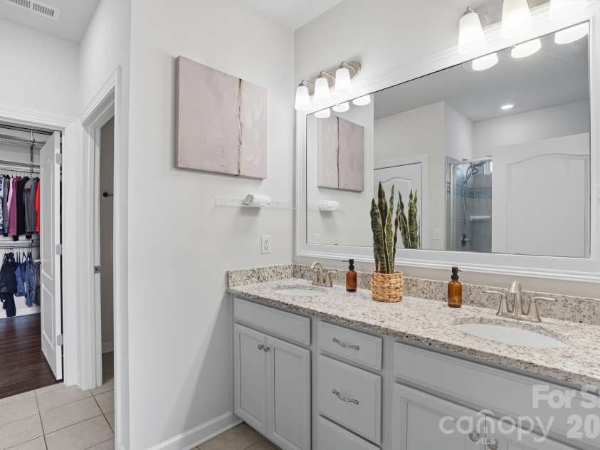16617 Cozy Cove Road, Charlotte, NC 28278.  MLS# CAR4304689, YatesRealty ID 5158. Main Level Primary Bathroom