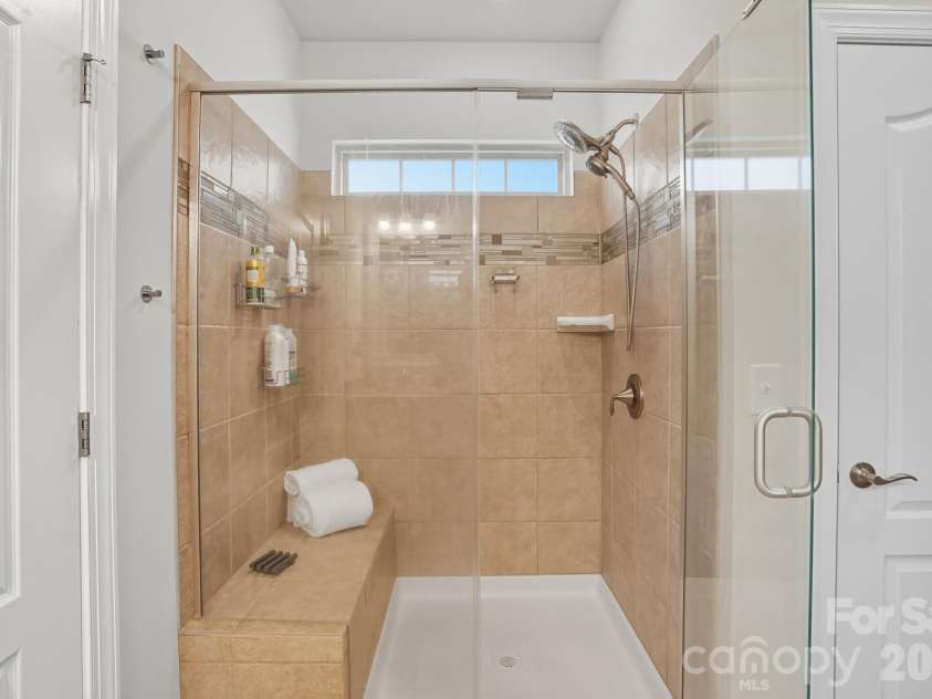 16617 Cozy Cove Road, Charlotte, NC 28278.  MLS# CAR4304689, YatesRealty ID 5158. Main Level Primary Bathroom