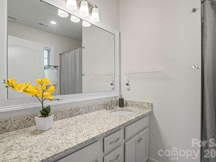 16617 Cozy Cove Road, Charlotte, NC 28278.  MLS# CAR4304689, YatesRealty ID 5158. Main Level Secondary Full Bath