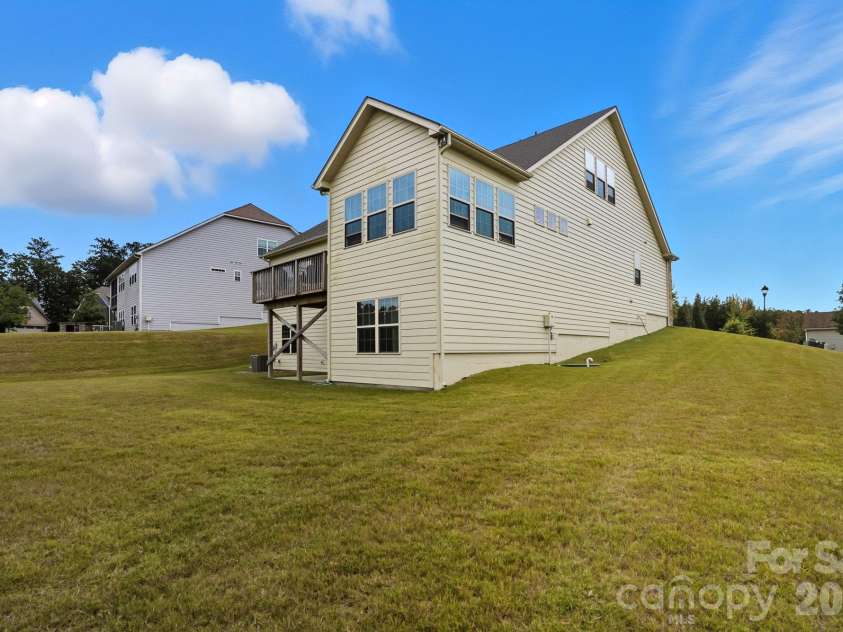 16617 Cozy Cove Road, Charlotte, NC 28278.  MLS# CAR4304689, YatesRealty ID 5158. Tree Lined  .40 acre yard