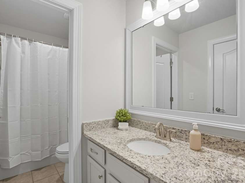 16617 Cozy Cove Road, Charlotte, NC 28278.  MLS# CAR4304689, YatesRealty ID 5158. Upper Level Full Bath adjacent to Bedroom #4