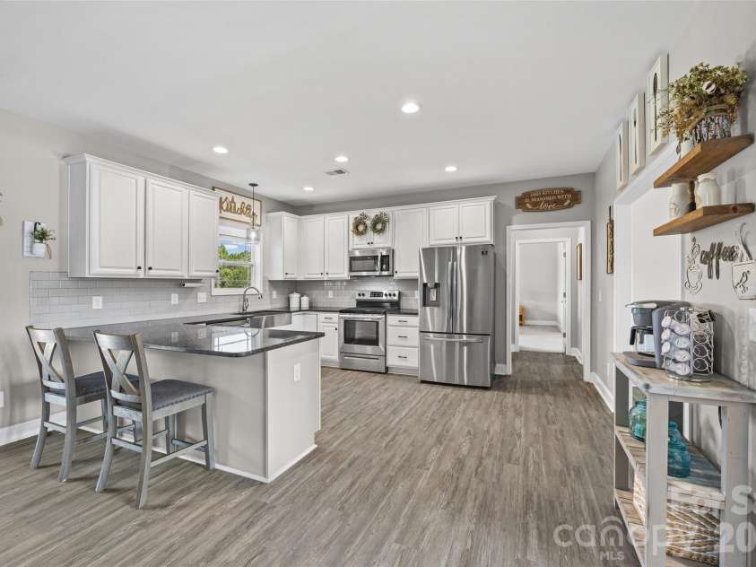 4329 Wylies Mill Road, Edgemoor, SC 29712.  MLS# CAR4424533, YatesRealty ID 51580. Breakfast bar