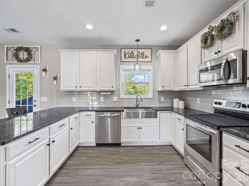 4329 Wylies Mill Road, Edgemoor, SC 29712.  MLS# CAR4424533, YatesRealty ID 51580. Spacious open kitchen
