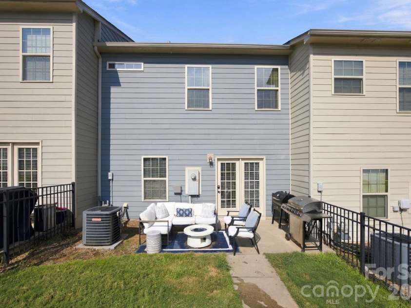 1717 Fleetwood Drive, Charlotte, NC 28208.  MLS# CAR4424481, YatesRealty ID 51581. 