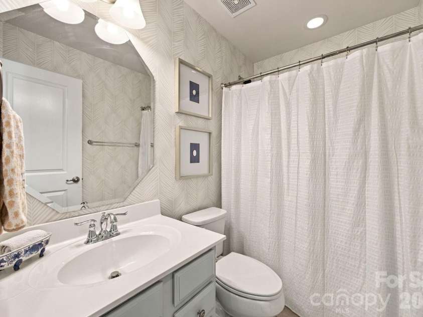 1717 Fleetwood Drive, Charlotte, NC 28208.  MLS# CAR4424481, YatesRealty ID 51581. Full Hall Bath