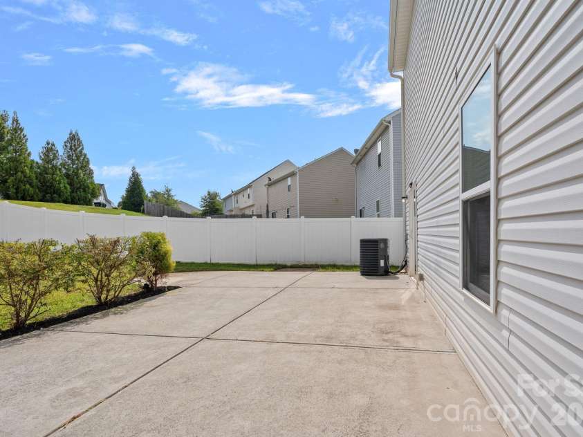 8226 Paw Valley Lane, Charlotte, NC 28214.  MLS# CAR4424539, YatesRealty ID 51583. 