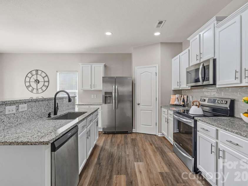 8226 Paw Valley Lane, Charlotte, NC 28214.  MLS# CAR4424539, YatesRealty ID 51583. Kitchen