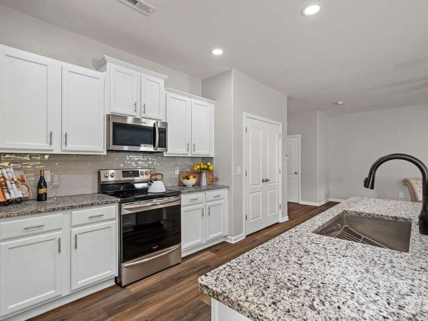 8226 Paw Valley Lane, Charlotte, NC 28214.  MLS# CAR4424539, YatesRealty ID 51583. Kitchen