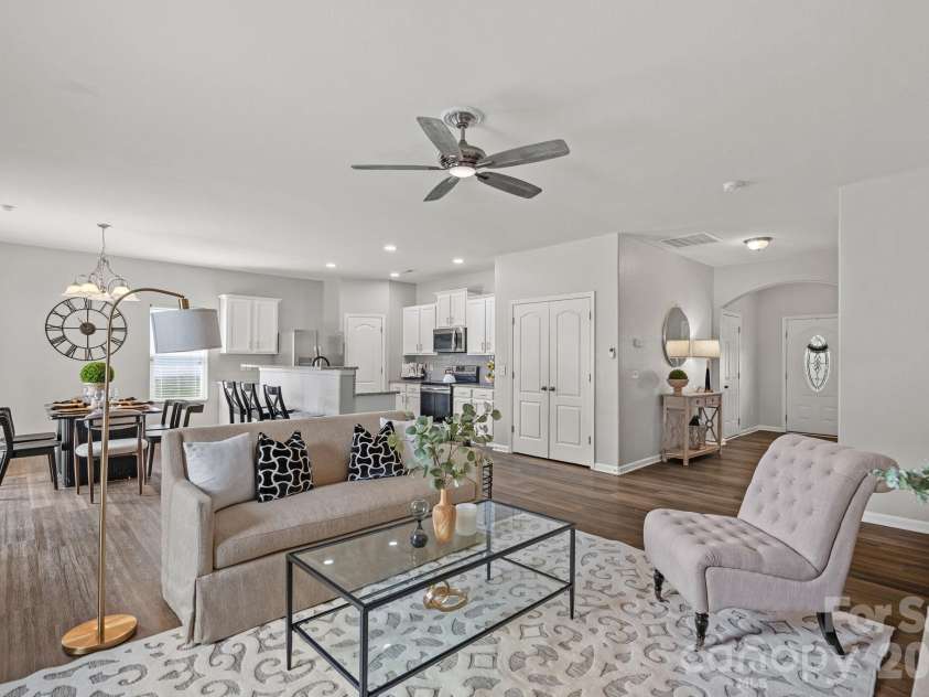 8226 Paw Valley Lane, Charlotte, NC 28214.  MLS# CAR4424539, YatesRealty ID 51583. Living Room