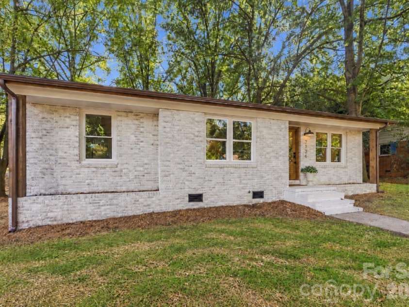 7126 Woodstream Drive, Charlotte, NC 28210.  MLS# CAR4424205, YatesRealty ID 51586. 