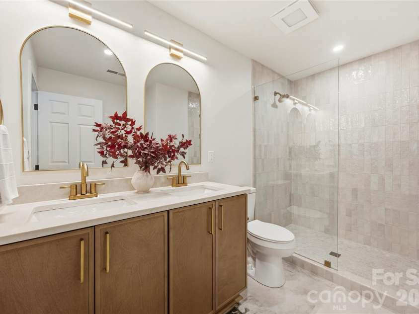 7126 Woodstream Drive, Charlotte, NC 28210.  MLS# CAR4424205, YatesRealty ID 51586. 