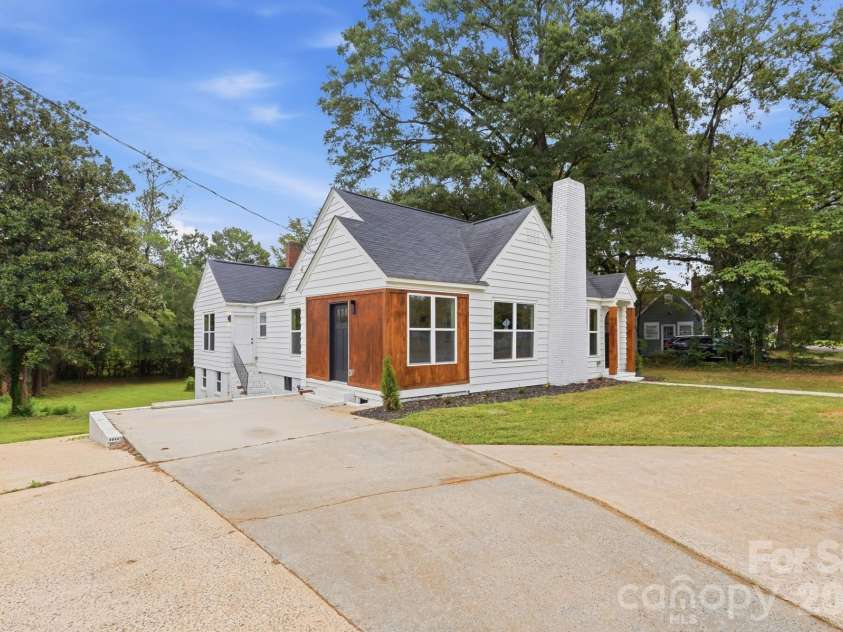 211 Spratt Street, Fort Mill, SC 29715.  MLS# CAR4424261, YatesRealty ID 51589. 