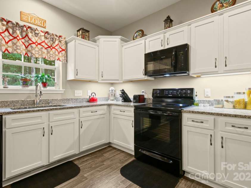 412 Greenview Drive, Jefferson, NC 28640.  MLS# CAR4216425, YatesRealty ID 5159. 