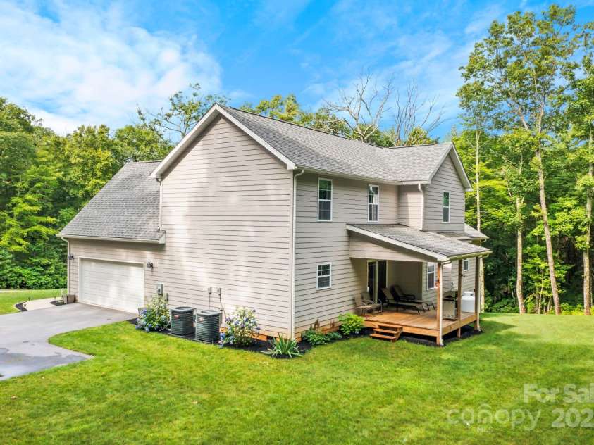 412 Greenview Drive, Jefferson, NC 28640.  MLS# CAR4216425, YatesRealty ID 5159. 