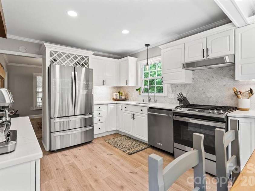 642 Furrow Drive, Charlotte, NC 28270.  MLS# CAR4424607, YatesRealty ID 51591. Updated Kitchen with gas range